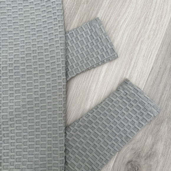 Women's Gray Textured Leggings - Picture 2 of 4